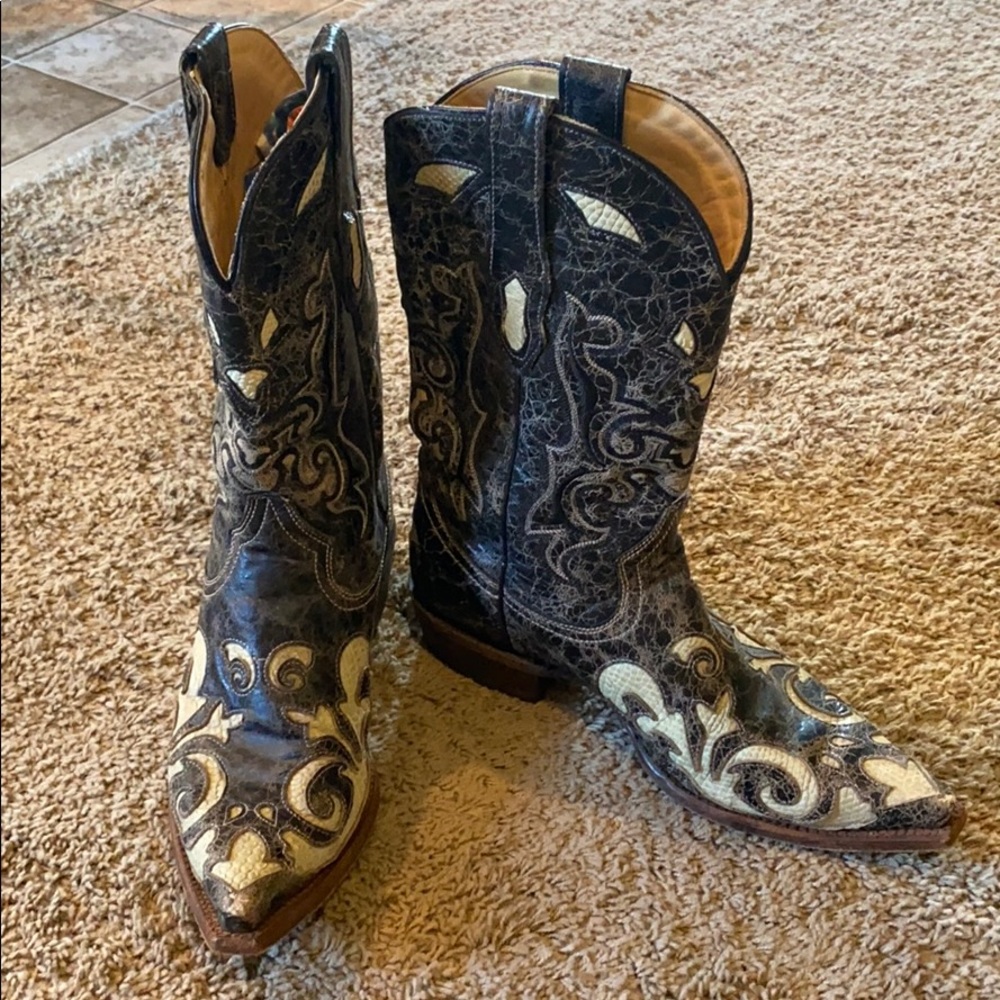 Corral black and cream pointed toe boots